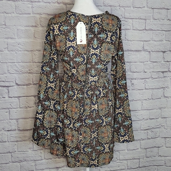 One Clothing Bell Sleeve Kaleidoscope fit&Flare Mini Abstract Print Dress NWT Sm - Picture 6 of 11